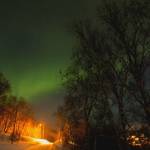 Cielo nocturno con aurora boreal verde