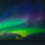 Cielo nocturno con aurora boreal