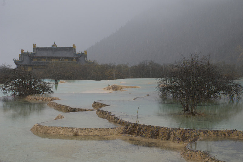 Huanglong: Ancient Temple view