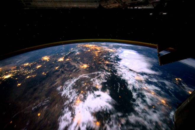 Solo en la Noche - Lapso de tiempo de imágenes de la Tierra vista desde el ISS