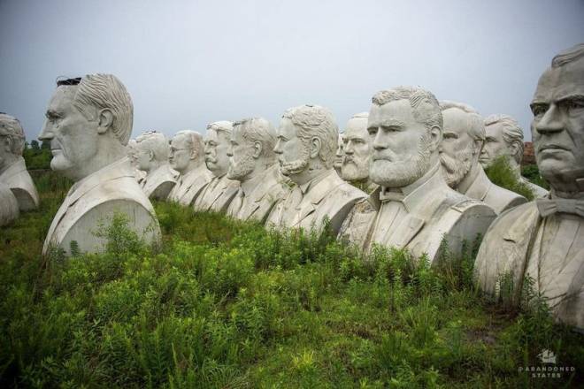 Estatuas abandonadas en el parque de los presidentes