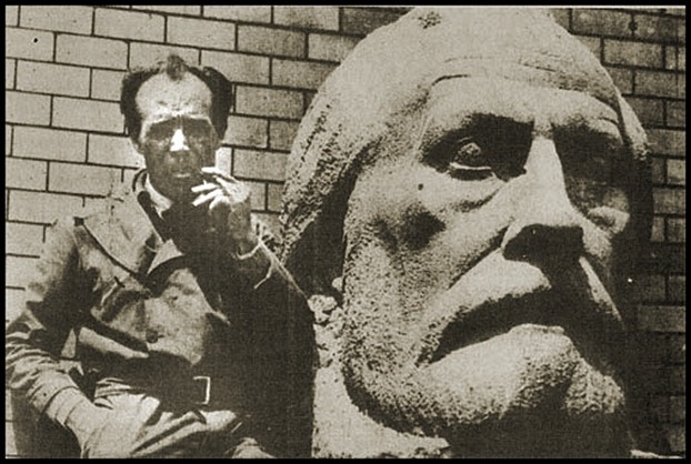 Escultor Emiliano Barral con el busto de Pablo Iglesias Posse