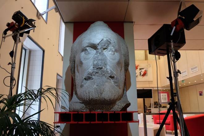 El busto en la sede del PSOE