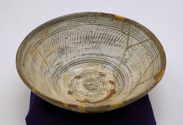 Kintsugi, The Japanese Art of Fixing Broken Pottery With Gold