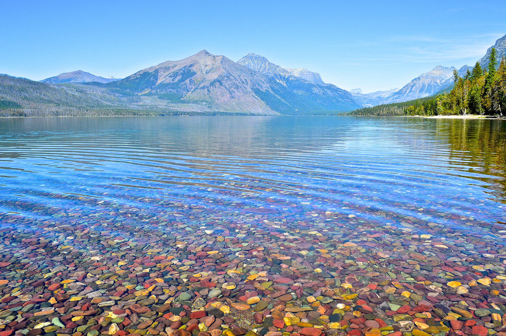 Las piedras de colores del lago McDonald - Pebble Lake