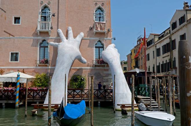 Esculturas de manos gigantes por todo el mundo