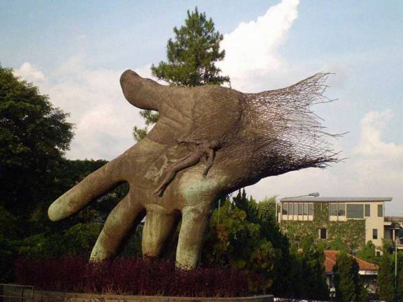 Esculturas de manos gigantes por todo el mundo