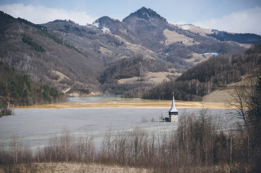 Geamana, el pueblo rumano inundado por un lago tóxico