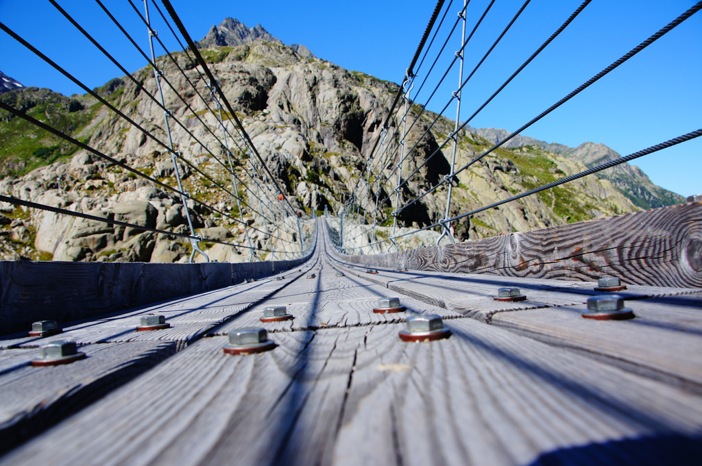 Puente Trift el mayor puente pedestre en suspensión en los Alpes Suizos
