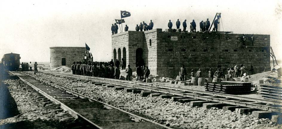 Reclutas militares otomanos que construyen el techo de la estación Mu'azzam