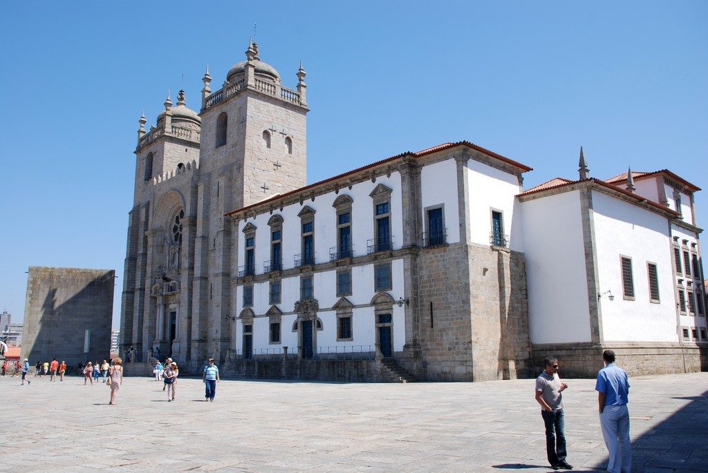 Oporto - Cathedral square