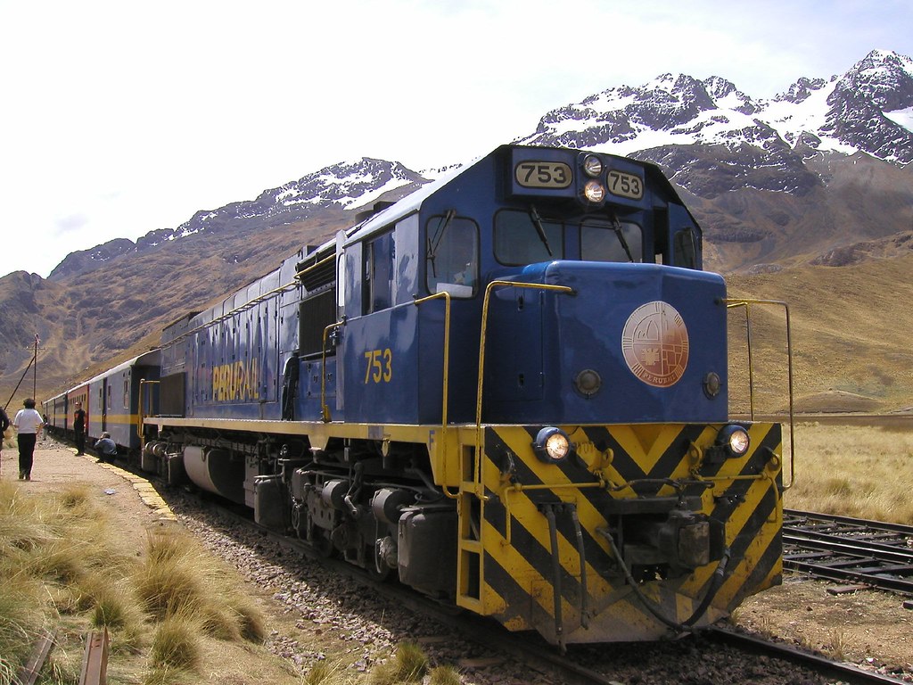 Tren Perurail en la ruta Puno - Lake Titicaca Railway