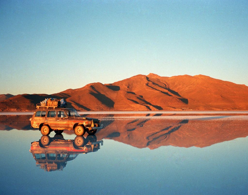 Viajar por Bolivia SUV in desert